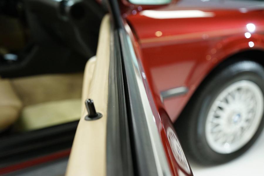 Детали интерьера BMW 325i Convertible (Calypso Red) 1990 года  (фото 119 из 190)